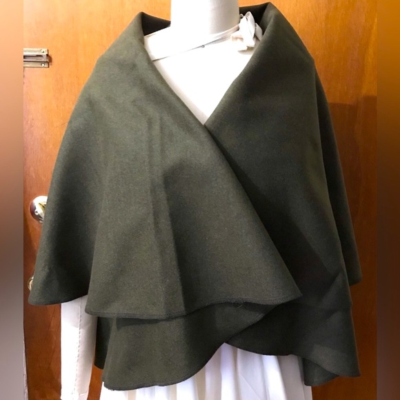 Willow & Clay Jackets & Blazers - NWOT Willow & Clay Olive Green Drape Shawl Cape - Size S